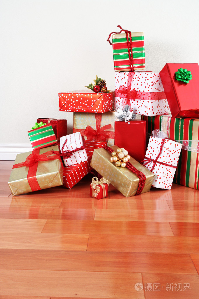礼物堆在地板上照片-正版商用图片1d3x3x-摄图新视界
