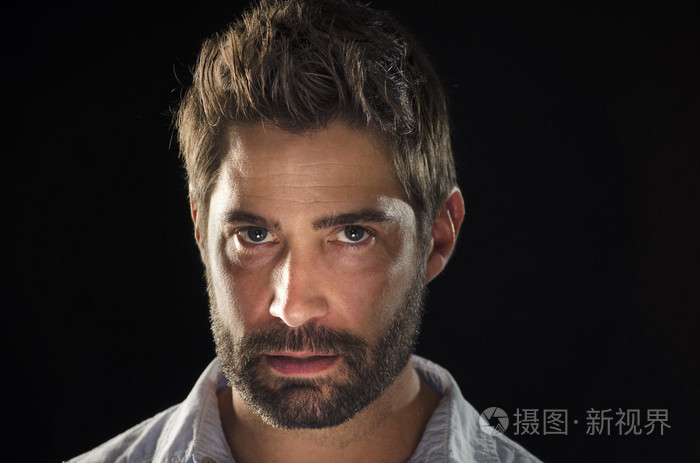 激烈的眼神的男人