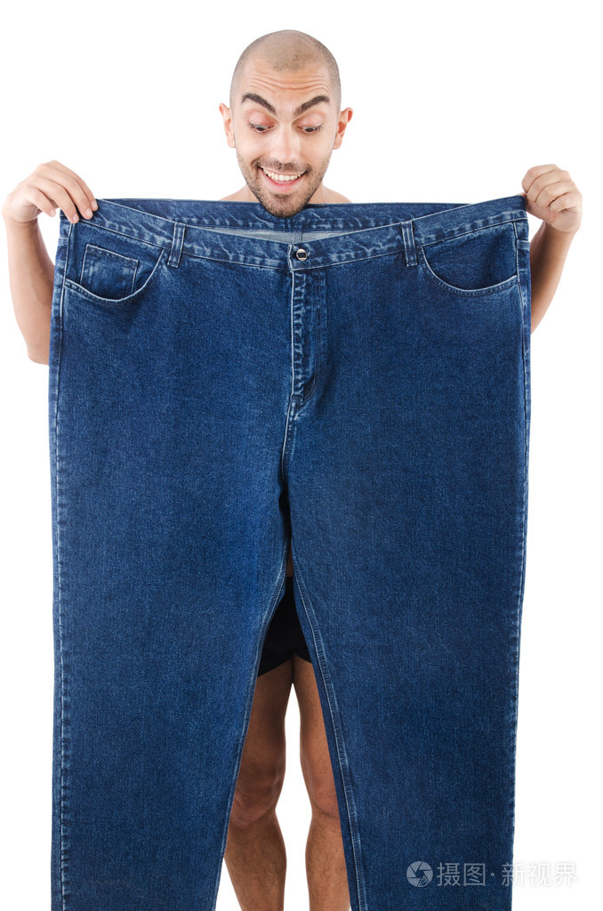 节食概念与超大牛仔裤的男人