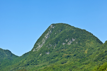 山和蓝色的天空