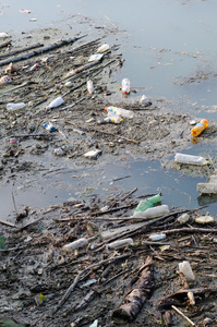 塑料和市政废弃物倒入河里