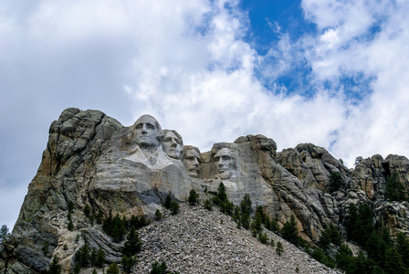 著名的地标和山雕塑拉什莫尔山，近基石，南达科塔州