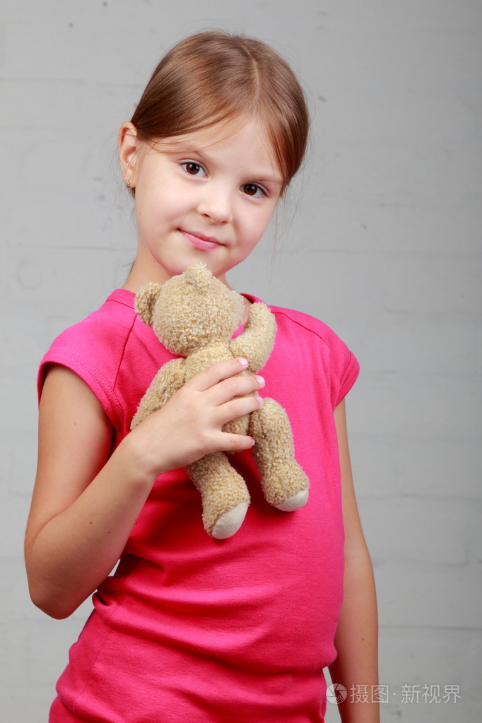 持有一只泰迪熊的小女孩