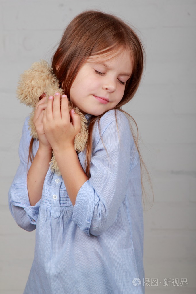 小女孩抱抱熊玩具