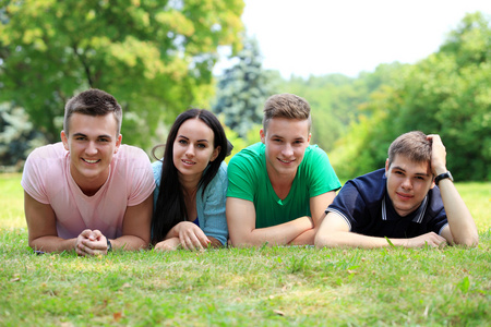 四个微笑绿色公园留学的学生