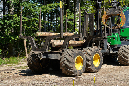 重型收割机装载机做林业工作