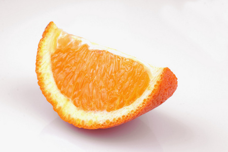 在白色背景上的被剥皮的橙色