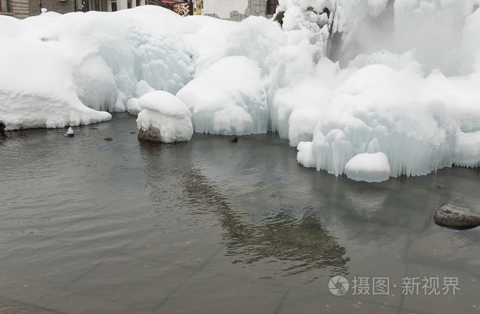 在山在冬季冰冻的喷泉