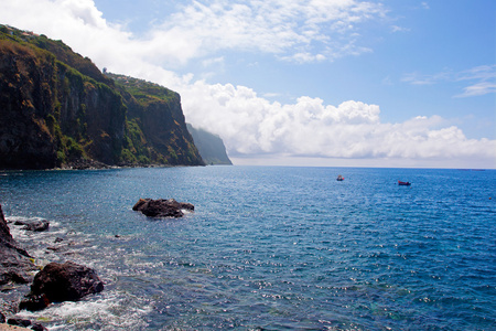 山和岩石的海在马德拉