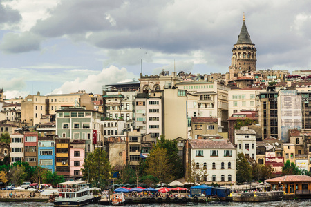 塔塔在土耳其伊斯坦布尔的金喇叭与城市景观