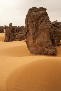 删除在撒哈拉沙漠中，利比亚的岩石