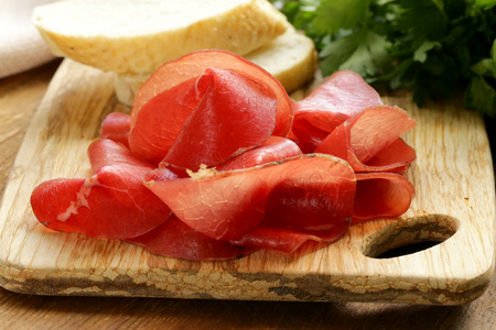 烟熏肉在砧板上的 bresaola