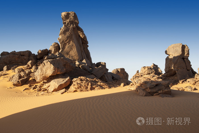 删除在撒哈拉沙漠中利比亚的岩石