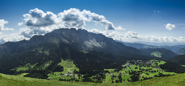 karersee 村，dolomiti特伦蒂诺女低音阿迪杰