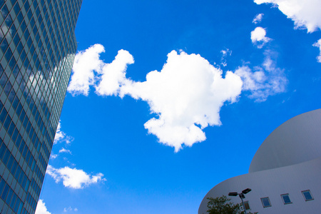 摩天大楼视图与蓝蓝的天空