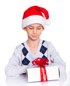 小男孩在圣诞老人的帽子与礼品盒