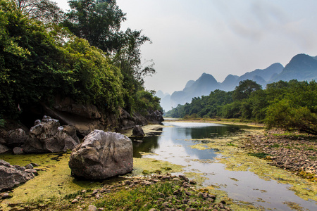 李河与石灰岩在背景中图片