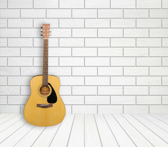 空房间背景中的吉他