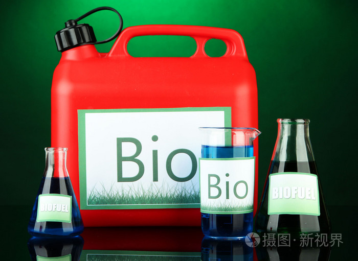生物燃料在罐和小瓶绿色背景
