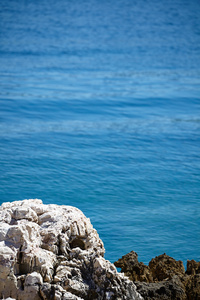 岩石 海和蓝色的天空，封面的背景