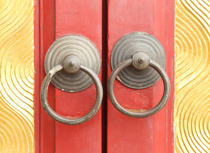 红门的生锈的 knocker