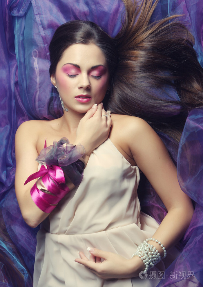 美丽的女人躺在纱上.睡美人