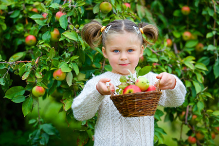 可爱的女孩在苹果园