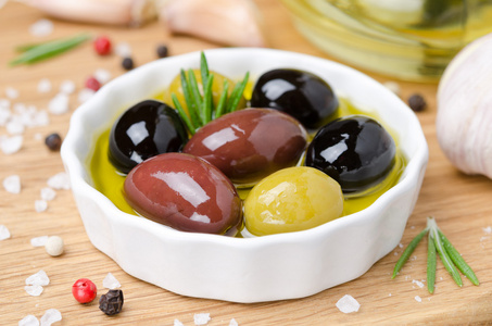 一碗用不同橄榄橄榄油和香料的特写