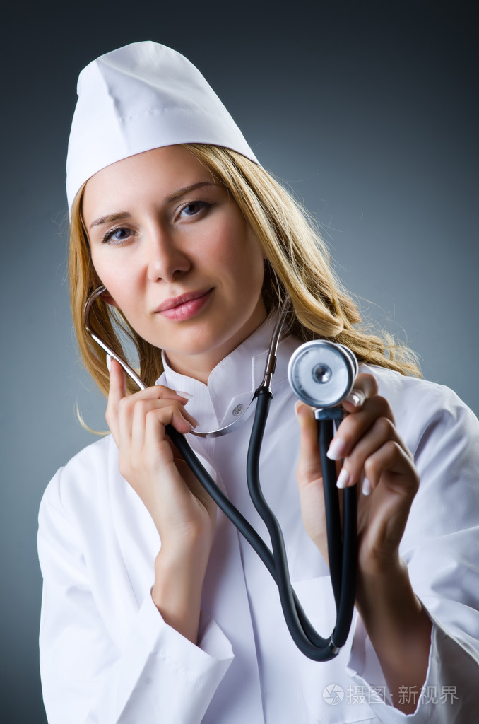 年轻的女医生用听诊器