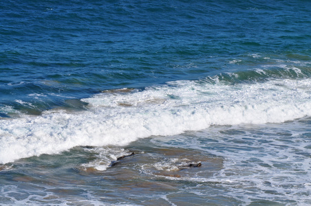 海岸线的特写视图。在南澳大利亚的海景。在澳大利亚海岸海洋波浪