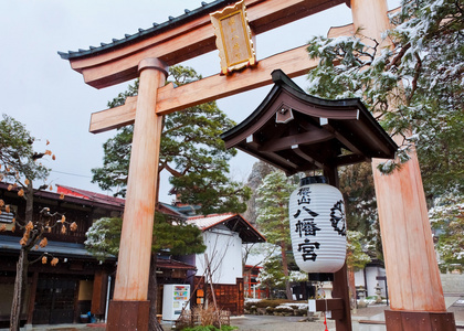 在飞驒高山 日本樱山八幡宫牌坊门口