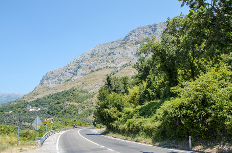 危险的道路，通过黑山峡谷