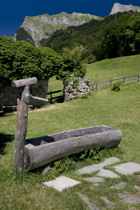 喷泉在 maienfeld，瑞士阿尔卑斯山