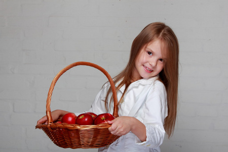 女孩控股篮子里的苹果