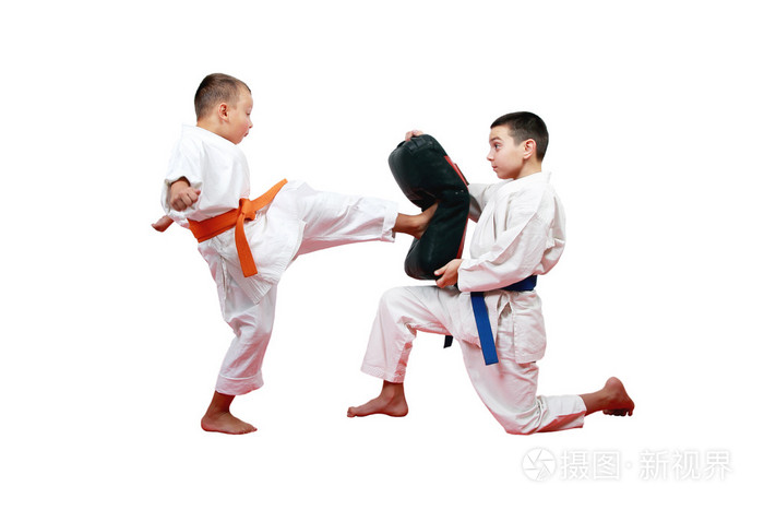 在白色背景上的运动员打在模拟器上的踹腿