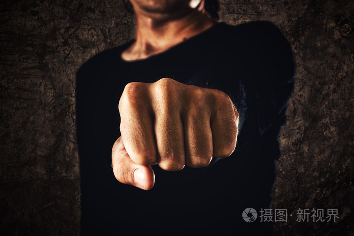 手攥紧的拳头带