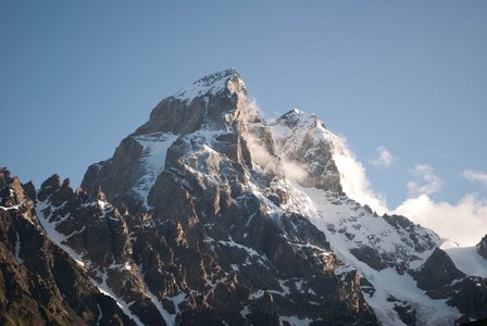 峰的山乌什巴山