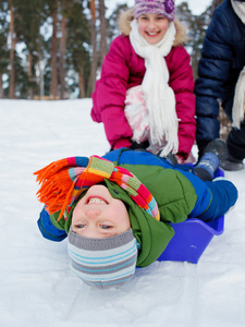 雪橇在雪中的儿童