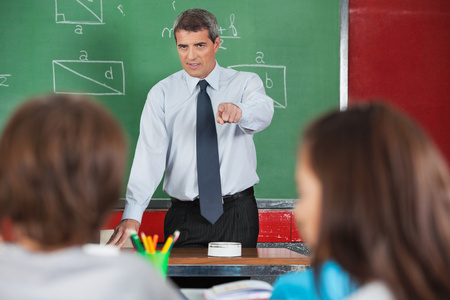 愤怒的男老师指着学生照片