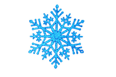 闪闪发光的雪花被隔绝在白色背景上的蓝色。圣诞节装饰品