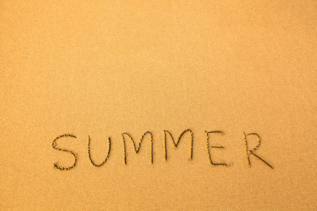 夏天，用手在沙滩上写的文本