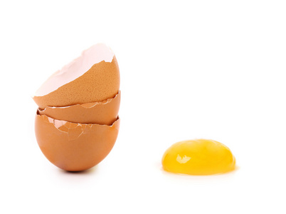 两个破碎的鸡蛋和一个蛋黄