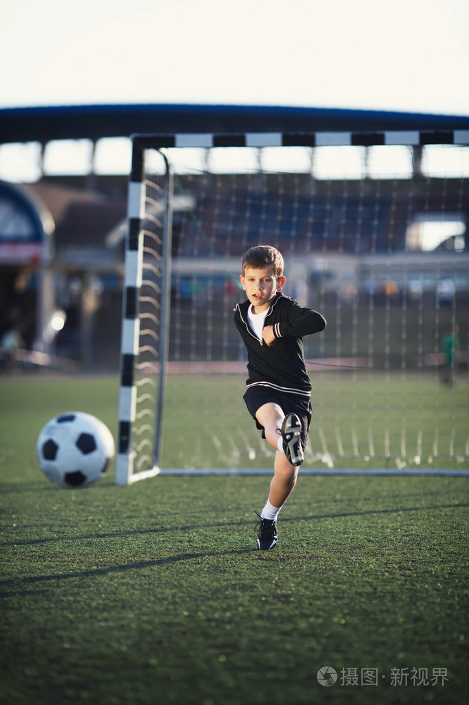 小男孩踢足球