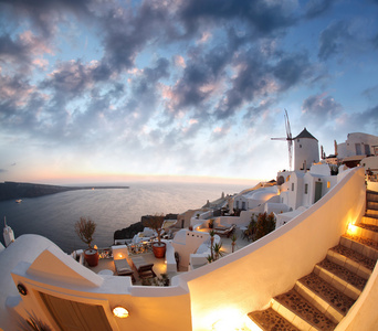 反对多彩日落风车 在希腊的圣托里尼岛