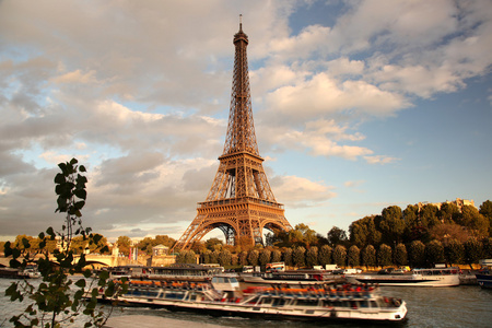 船在法国巴黎埃菲尔铁塔