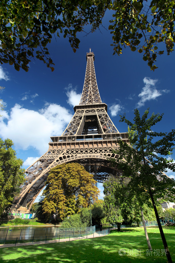 与公园在法国巴黎的埃菲尔铁塔