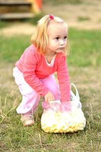 小女孩吃玉米，用嘴咬
