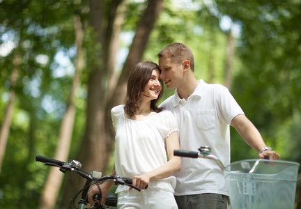 步行与自行车的浪漫年轻夫妇