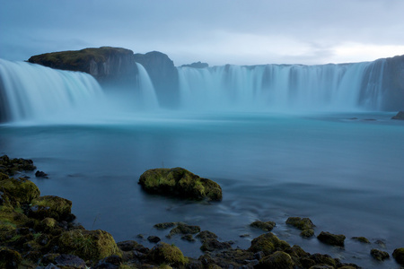 在蓝色铸瀑布 godafoss