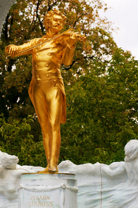 约翰  施特劳斯金色雕像在 stadtpark